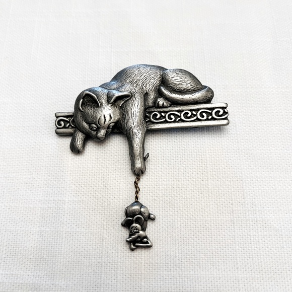 Vintage SIGNED JJ Jonette Brooch Pin- Cat On Shelf w/ Mouse- Pewter - Picture 1 of 4
